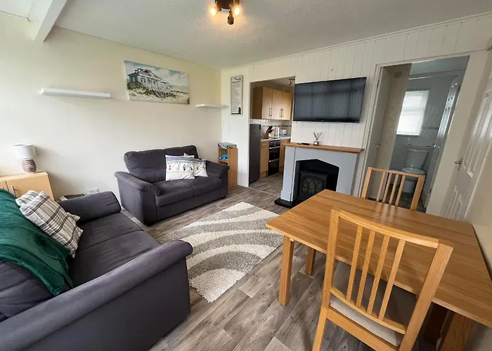 Chalet 192, Hemsby - Two Bed Chalet, Sleeps 5, Pet Friendly, Bed Linen And Towels Included