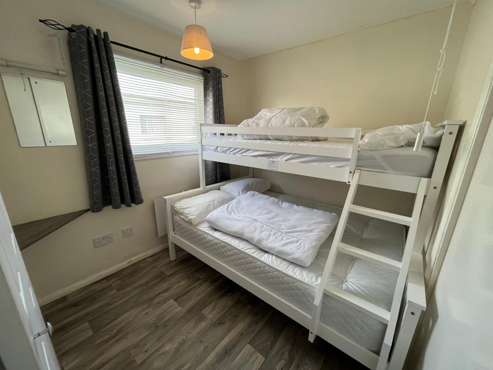 192, - Two Bed Chalet, Sleeps 5, Pet Friendly, Bed Linen And Towels Included Chalet