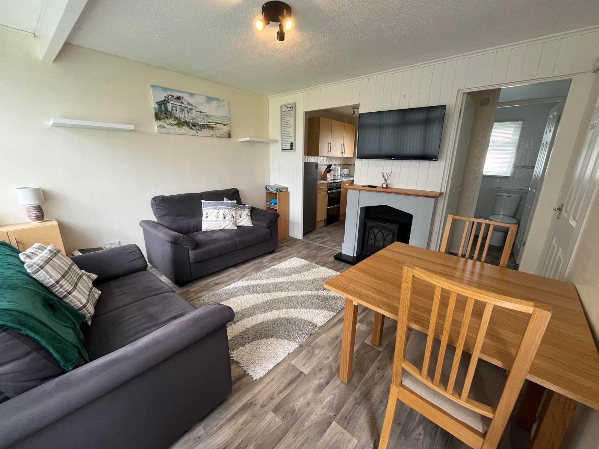 Chalet 192, - Two Bed Chalet, Sleeps 5, Pet Friendly, Bed Linen And Towels Included Hemsby