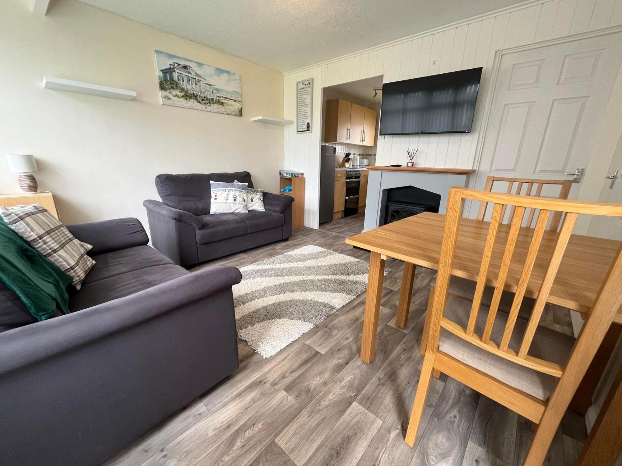 192, - Two Bed Chalet, Sleeps 5, Pet Friendly, Bed Linen And Towels Included Hemsby